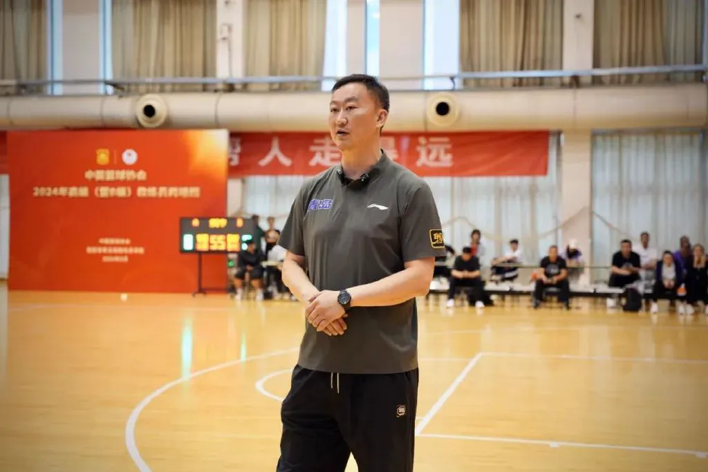 老年人如何安全地进行篮球接球训练?_2